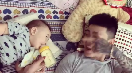 Ông bố gây ấn tượng với màn đọc ráp nhép dỗ con uống sữa