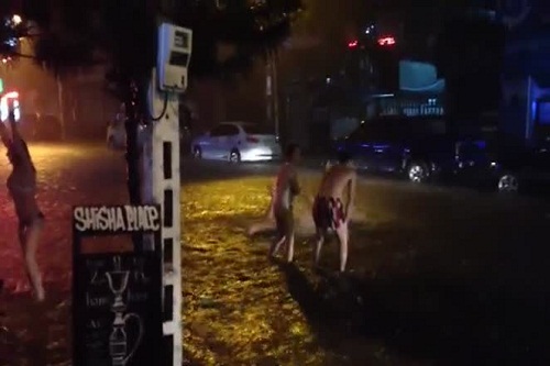 Du khách Nga mặc đồ tắm bơi đùa giữa phố lụt Nha Trang