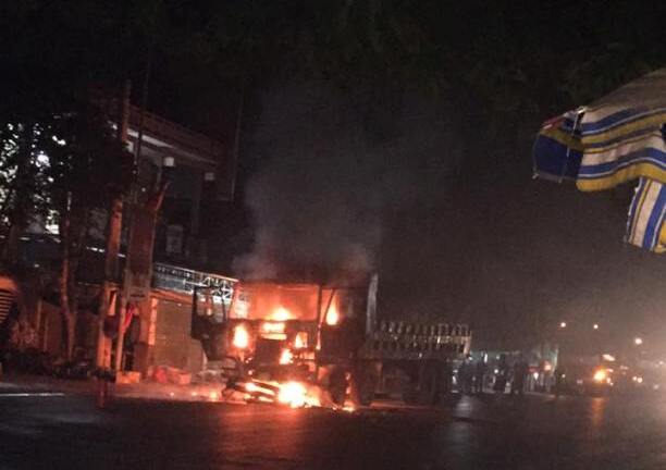 Dân hoảng hồn phát hiện xe tải đang chạy bốc cháy lúc rạng sáng
