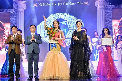 Khán giả cười ồ với câu hỏi ứng xử ở chung kết 