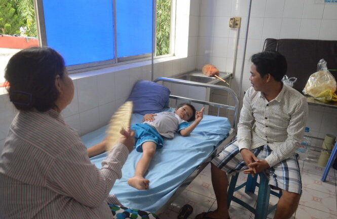 Ăn ốc bươu vàng nướng chưa chín, 4 bé cấp cứu vì viêm màng não