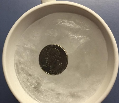 Kiểm tra điện, thức ăn trong thời gian vắng nhà với một đồng xu trong tủ lạnh