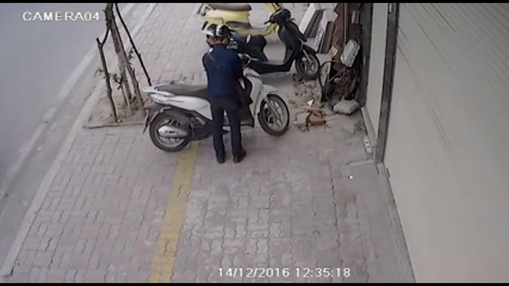 Thanh niên bẻ khóa SH dựng vỉa hè trong 3 giây
