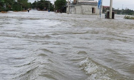 Cụ ông 73 tuổi lao ra dòng nước lũ cứu sống nữ sinh gặp nạn