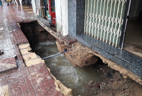 Nước xoáy tạo 'hố tử thần' nuốt chửng vỉa hè, tấn công nhà dân ở Quy Nhơn