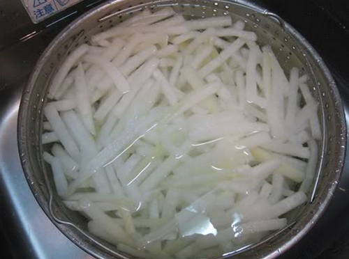 Đơn giản với cách làm mứt bằng bí xanh giòn ngon đúng điệu