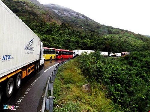 Sạt lở QL1 qua Đèo Cả, giao thông Bắc - Nam tắc nghẽn suốt 10 giờ