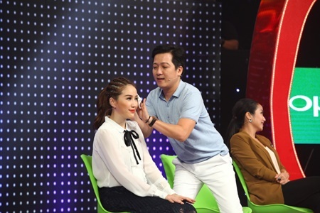 Trường Giang ôm chầm Bảo Thy trên sân khấu 