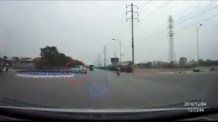 Xe máy văng lăn lộn sau va chạm giao thông ở bùng binh