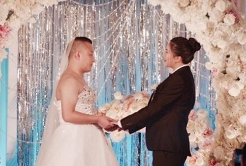 Sợ mặc váy cưới xấu vì quá béo, cô dâu đổi y phục với chú rể