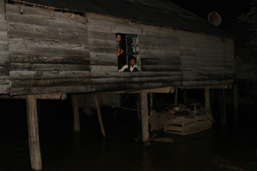 Thâu đêm cứu dân ra khỏi vùng lũ ở Gia Lai