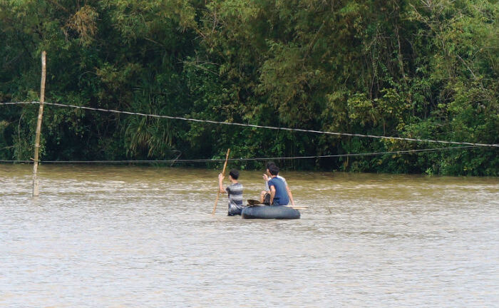 Một công an mất tích khi đang chèo ghe trong lũ