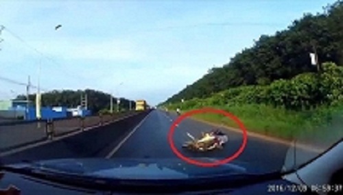 Xe máy bỗng dưng ngã lăn trước đầu ôtô suýt mất mạng