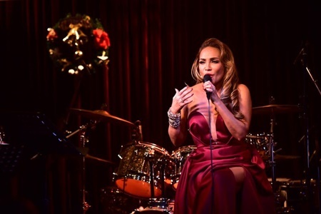 Danh ca Thanh Hà tất bật chạy show