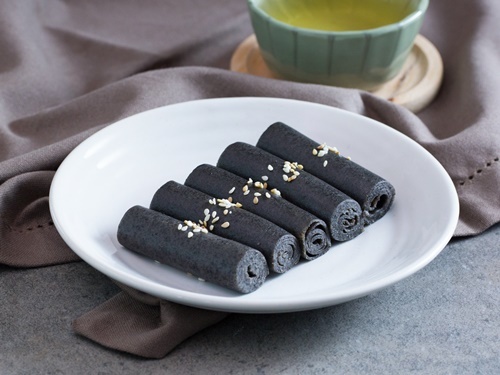 Bánh cuộn vừng đen – vừa ngon vừa dễ làm