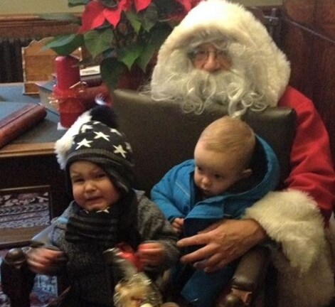 Tình huống dở khóc dở cười khi bé gặp ông già Noel