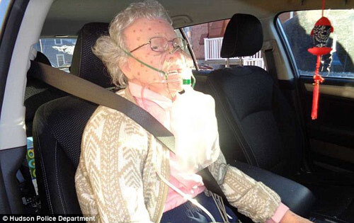 Tưởng 'cụ bà' chết cóng trong ô tô, cảnh sát đập vỡ kính xe mới biết sự thật