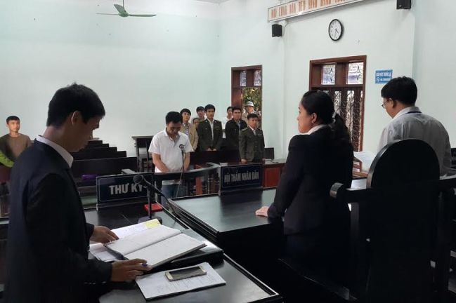 Kẻ dùng gậy tấn công cán bộ kiểm lâm lĩnh án 2 năm tù