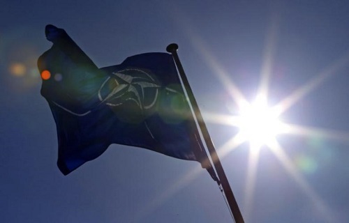 NATO thận trọng, tìm cách trấn an Nga
