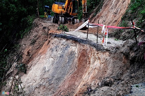Quảng Nam: Sạt lở đất chia cắt nhiều tuyến đường sau lũ dữ
