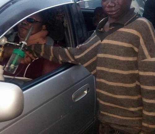 Cậu bé ăn xin bật khóc nức nở và câu chuyện phía sau cánh cửa ô tô của người lạ