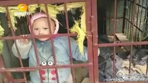 Tức giận vì con quấy rầy khi đánh mạt chược, mẹ nhốt con nhỏ vào chuồng chó