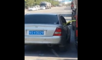 Tài xế ôtô con ngang nhiên rút trộm xăng từ xe tải đang đỗ