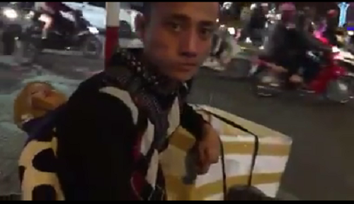 Người cha địu con đi bán hàng giữa trời giá rét gây xúc động dân mạng