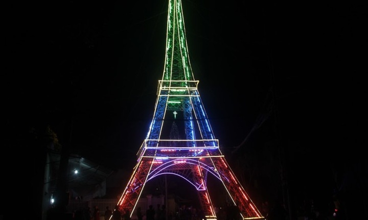 Độc đáo tòa tháp mô phỏng tháp Eiffel được người dân xây dựng để đón Noel