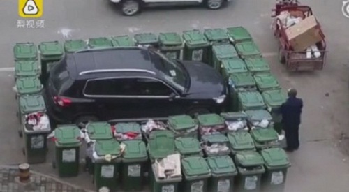 Ô tô bị vây kín bởi hàng chục thùng rác vì đỗ xe thiếu ý thức