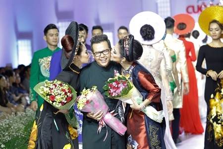 Việt Trinh - Lương Bích Hữu được dàn mỹ nam hộ tống trên sàn diễn 