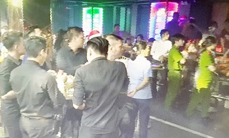 Cảnh sát “đột kích” 2 quán bar ở Sài Gòn, tạm giữ gần 100 dân chơi