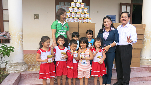 Ông bà chủ Nutifood dành 23 tỷ đồng cứu trợ cho quê hương