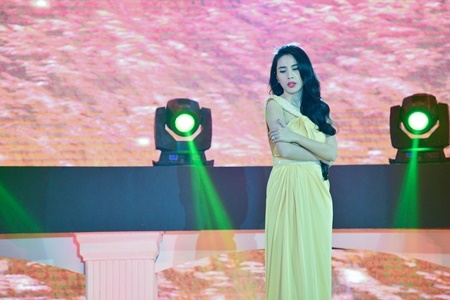 Thủy Tiên gây bất ngờ khi hát nhạc bolero