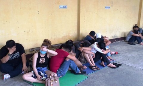 Đột kích tụ điểm ăn chơi của