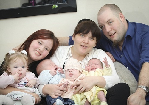 Kì lạ người phụ nữ sinh 4 đứa con trong vòng 11 tháng