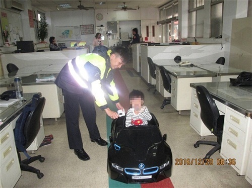 Thèm đồ ăn vặt, bé trai 4 tuổi một mình lái “siêu xe” ra đường mua