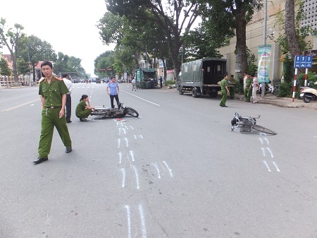 Tiền Giang: Truy tìm nam thanh niên gây tai nạn chết người rồi bỏ trốn