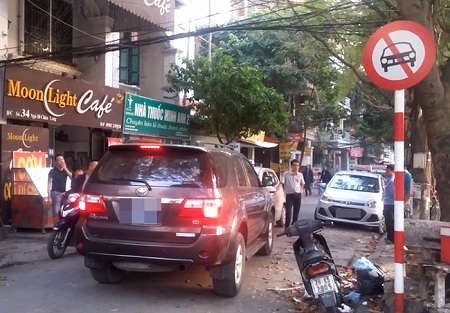 Hà Nội: Xe biển xanh đi vào đường cấm bị xe đi ngược chiều chặn đầu