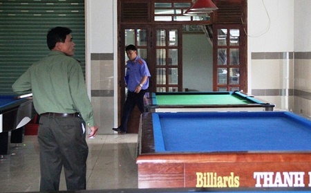 Nghi can đạp tung cửa nhà vệ sinh chém chết người đã ra đầu thú