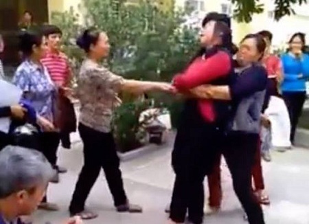 Hà Nội: Gia đình quây bệnh viện vì cháu gái tử vong sau sinh