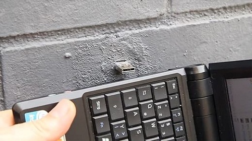 Có gì bên trong những chiếc USB giấu trong các bức tường khắp thế giới?