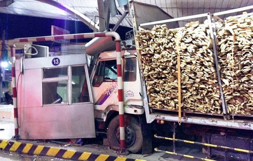 Xe tải đâm sập quầy vé trạm thu phí, nam bảo vệ bị hất văng ra ngoài