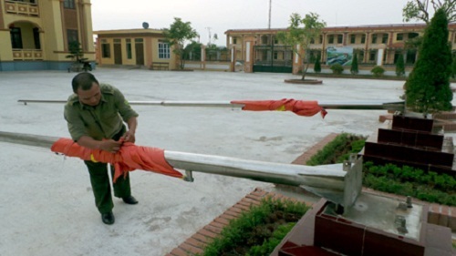 Cột cờ bất ngờ đổ sập, học sinh lớp 7 may mắn thoát chết