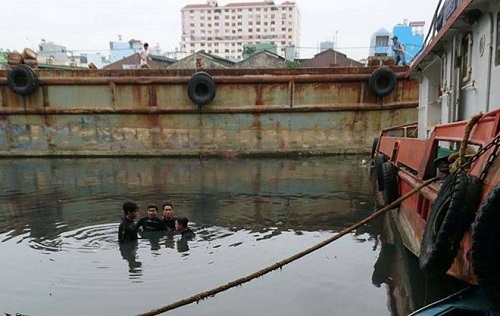 Nam thanh niên đuối nước khi lặn xuống kênh tìm điện thoại đánh rơi