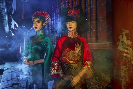 Người mẫu Hạ Vy, Phan Hà Phương đầy ma mị với áo dài cổ