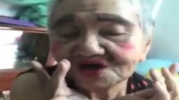 Cụ bà đáng yêu dạy các cháu cách trang điểm khi đi chơi