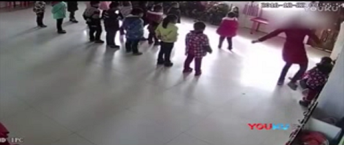 Phẫn nộ với cảnh giáo viên mầm non bạo hành trẻ chỉ vì múa sai điệu