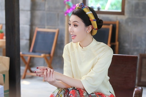 Hoa hậu Ngọc Duyên mặc áo dài rực rỡ tất bật chạy show cuối năm