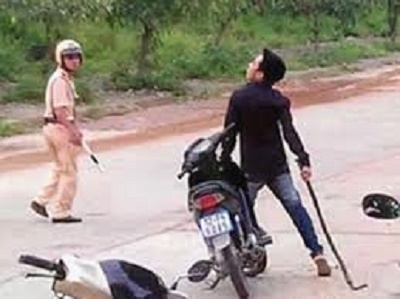 Bị bắt vì vi phạm giao thông, thanh niên gọi đồng bọn đến đánh cảnh sát